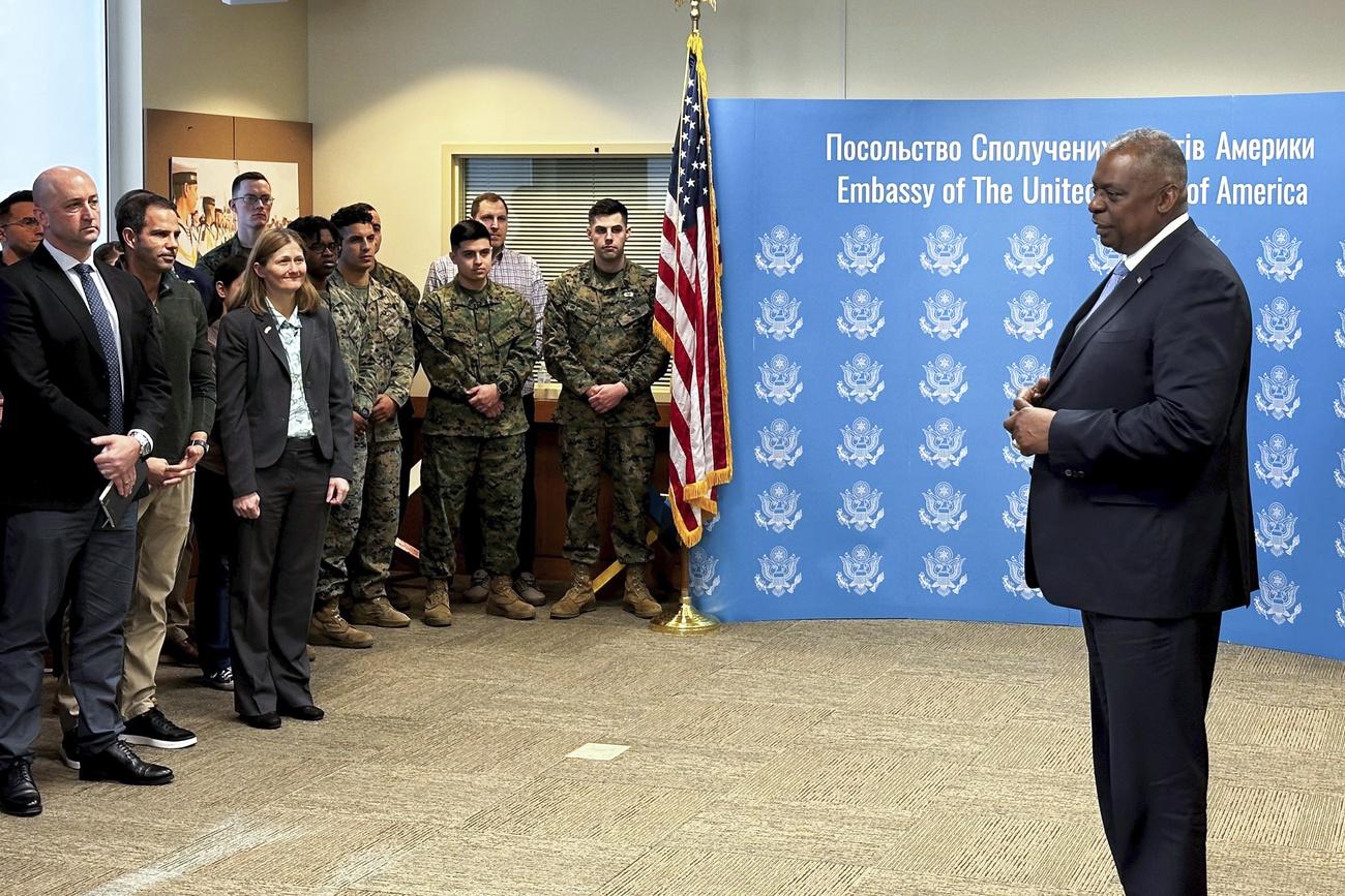 Le secrétaire américain à la Défense Lloyd Austin à l'ambassade américaine à Kiev, lors de sa visite en Ukraine, le 20 novembre 2023. [KEYSTONE - W.G. DUNLOP]