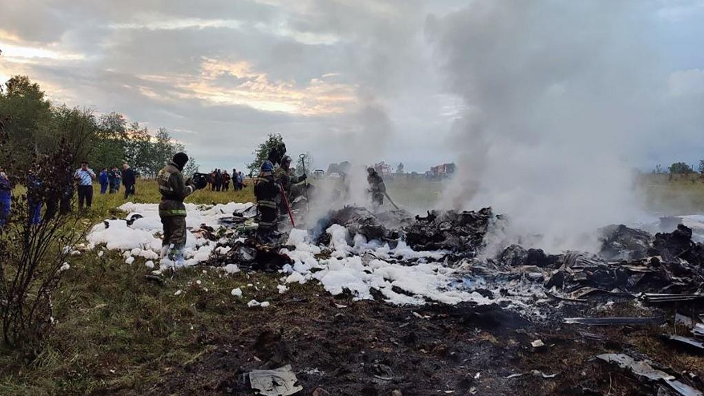 Une photo prise et diffusée par le Comité d'enquête russe le 23 août 2023 montre le site du crash de l'avion qui tranportait le chef de Wagner, Evguéni Prigojine, près du village de Kuzhenkino. [AFP - RUSSIAN INVESTIGATIVE COMMITEE]