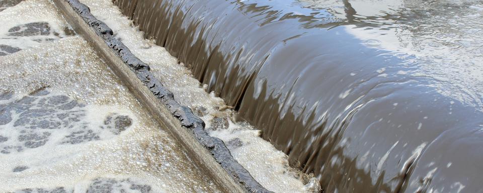 La Suisse doit mieux lutter contre les PFAS, les polluants "éternels". [Keystone - DPA/Corinna Schwanhold]