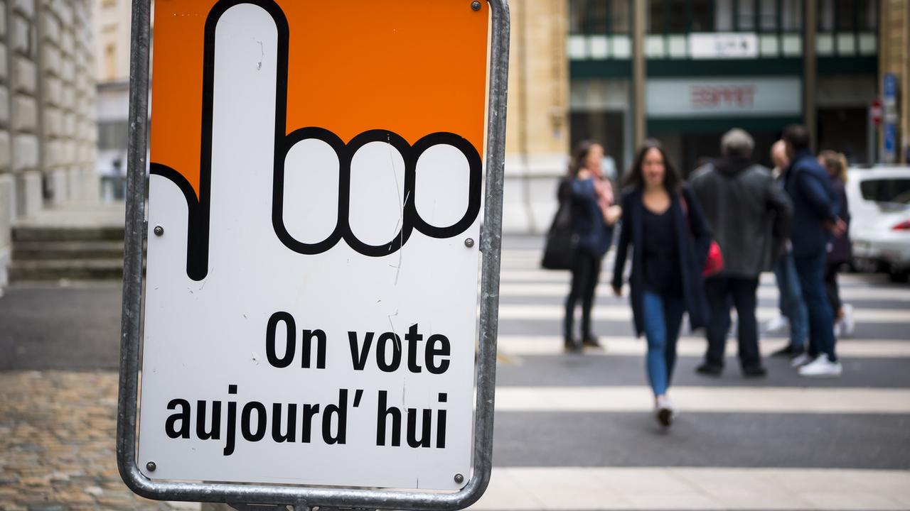 Pour booster la participation, Neuchâtel offre l'affranchissement des enveloppes de vote. [Keystone - Jean-Christophe Bott]