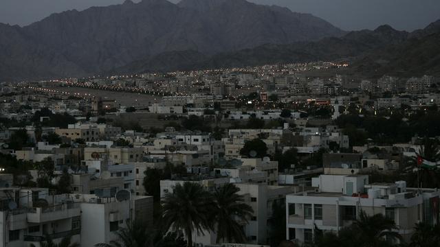 De hauts responsables jordaniens, égyptiens, israéliens, palestiniens et américains ont participé à cette rencontre dans la ville d'Aqaba, en Jordanie. [Keystone - Muhammad Hamed]