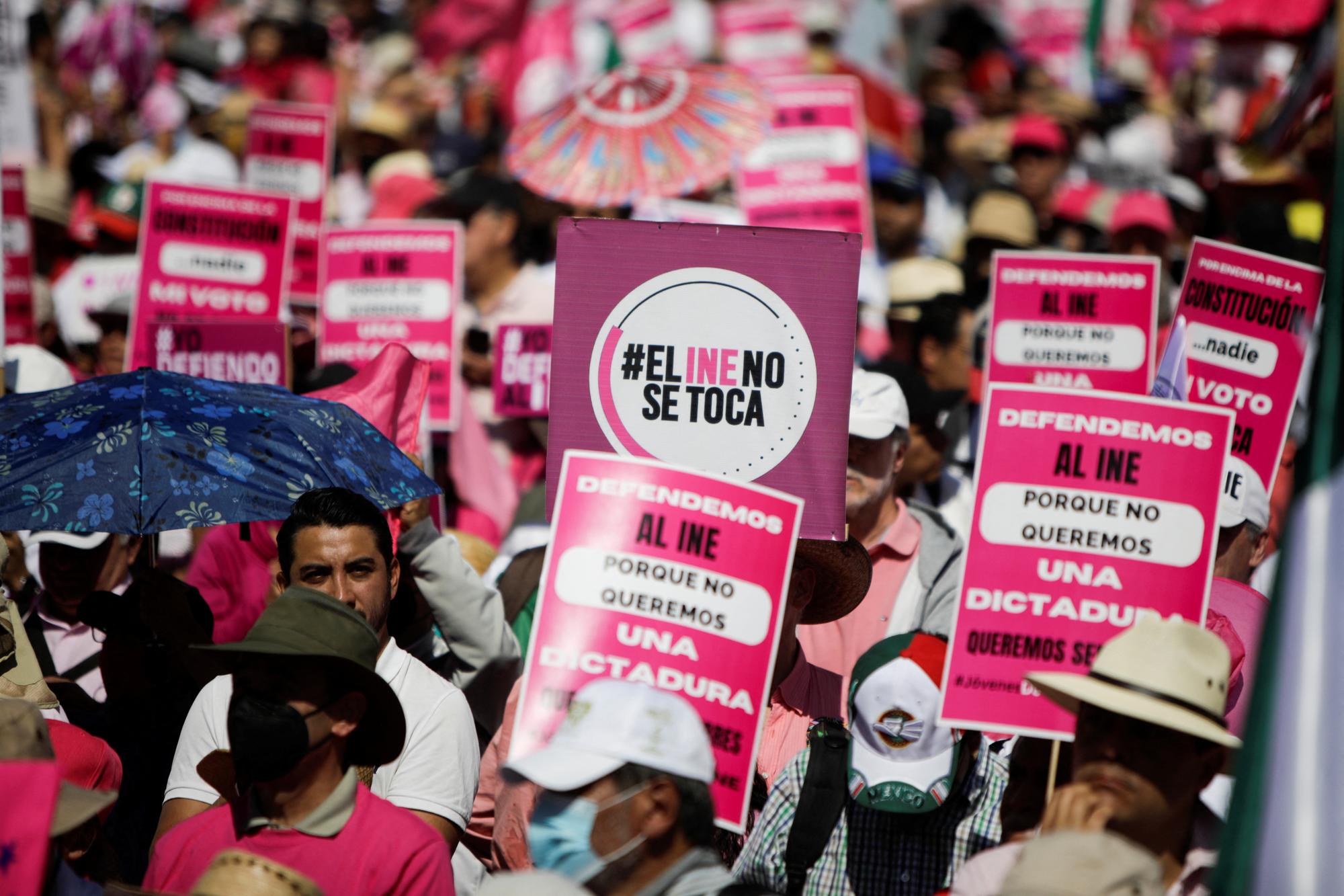 "El INE no se toca" - "On ne touche pas à l'INE" - scandent les manifestants à Mexico. [REUTERS - Luis Cortes]