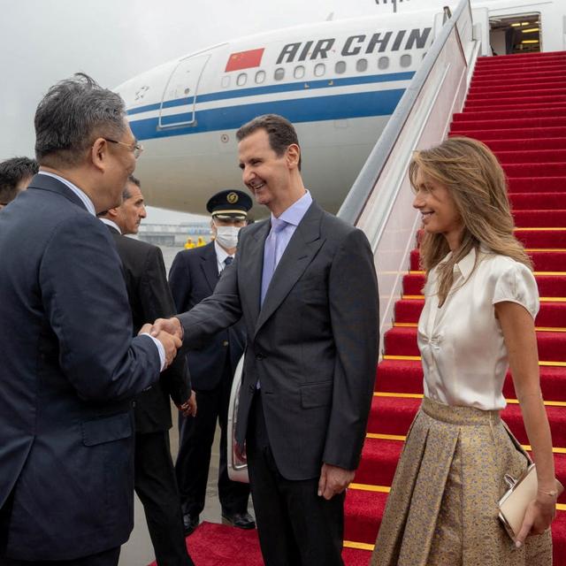 Le président syrien Bachar al-Assad et son épouse Asma sont accueillis à leur arrivée à l'aéroport de Hangzhou, en Chine, le 21 septembre 2023. [reuters - Présidence syrienne]