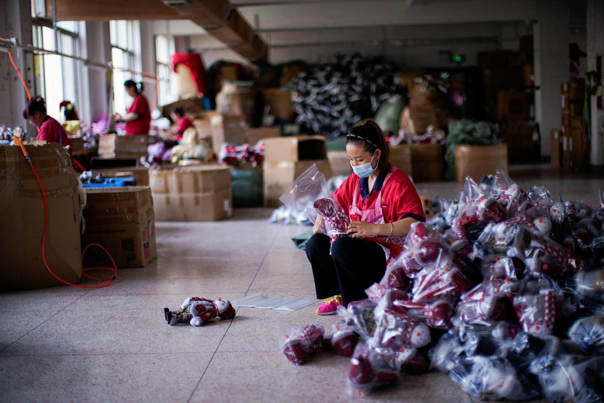 Les employés fabriquent des jouets à la suite à Yiwu, province de Zhejiang, Chine le 16 septembre 2020. [reuters - Aly Song]