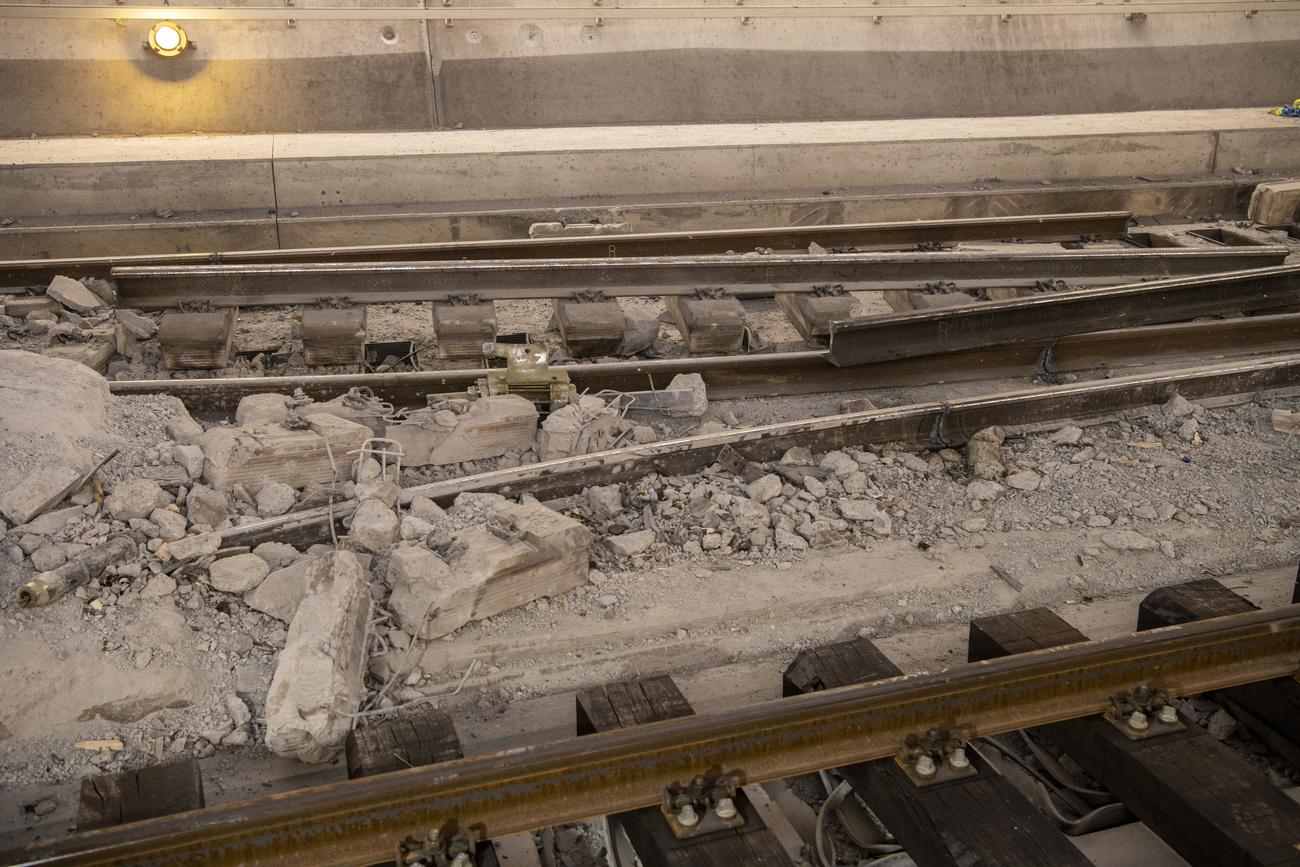 Les voies ferrées détruites dans l'accident de train dans le tunnel du Gothard, près de Faido (TI). [Keystone - Urs Flueeler]