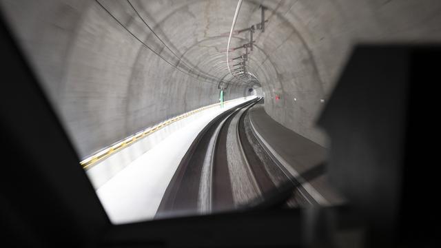 Reprise sur une voie du trafic marchandises le 23 août dans le tunnel du Gothard. [KEYSTONE - GAETAN BALLY]