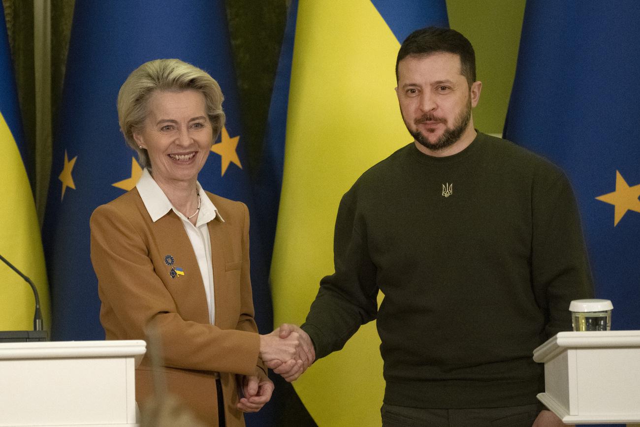 Le président ukrainien Volodymyr Zelenskyy, à droite, et la présidente de la Commission européenne Ursula von der Leyen se saluent lors du sommet UE-Ukraine à Kiev le 2 février 2023. [Keystone - AP Photo/Efrem Lukatsky]