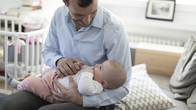 La population genevoise doit se prononcer sur une initiative des Vert'libéraux visant à introduire le financement d'un congé parental de 24 semaines. [Keystone - Gaetan Bally]