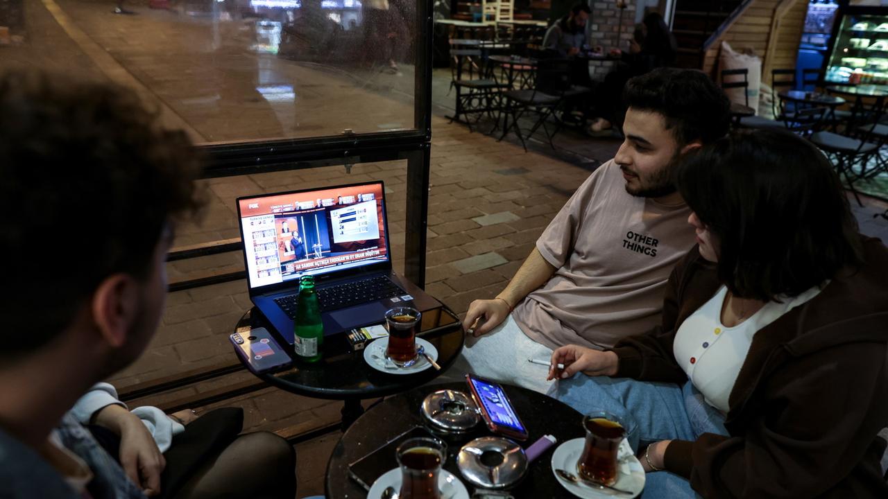 Des gens attendent la publication des résultats dans un café d'Istanbul. [Keystone - EPA/Erdem Sahin]