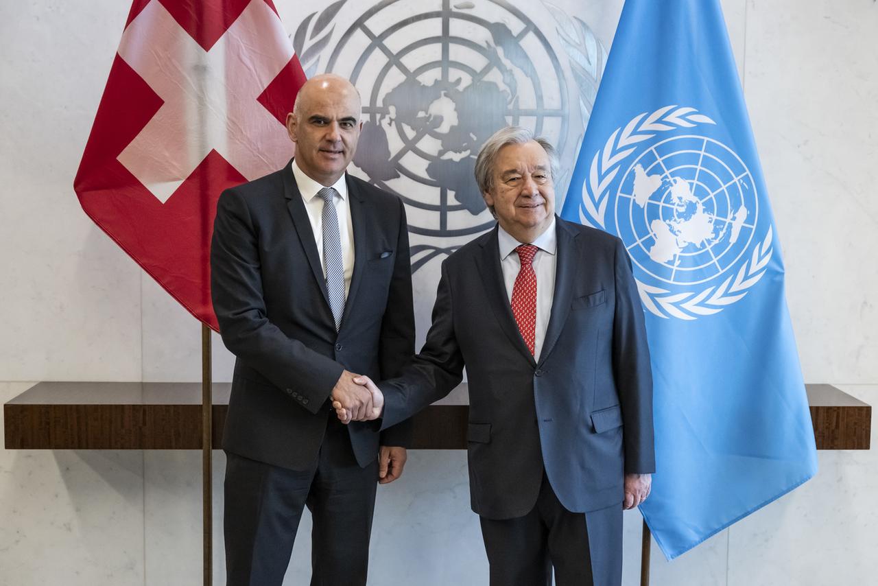 Le président de la Confédération Alain Berset en compagnie du secrétaire général de l'ONU Antonio Guterres, le 23 mai 2023 à New York, avant de présider un débat au Conseil de sécurité. [KEYSTONE - Alessandro della Valle]