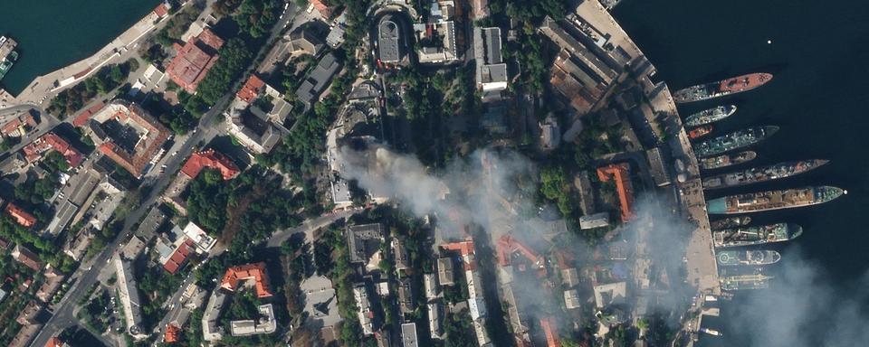 Cette image satellite publiée par Planet Labs PBC montre une vue aérienne de la ville de Sébastopol après qu'une attaque de missile a frappé le quartier général de la flotte moscovite de la mer Noire en Crimée. [AFP]