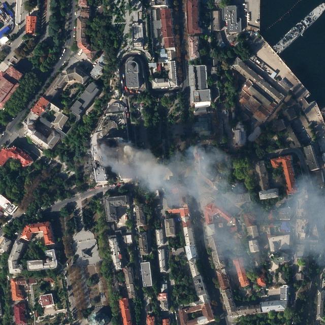 Cette image satellite publiée par Planet Labs PBC montre une vue aérienne de la ville de Sébastopol après qu'une attaque de missile a frappé le quartier général de la flotte moscovite de la mer Noire en Crimée. [AFP]