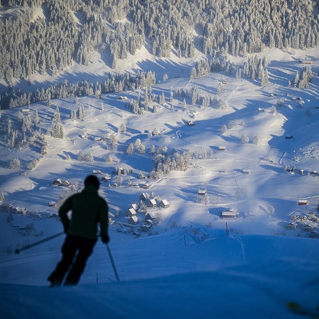 La saison de ski est lancée dans plusieurs stations de ski suisses. [Keystone - Gian Ehrenzeller]