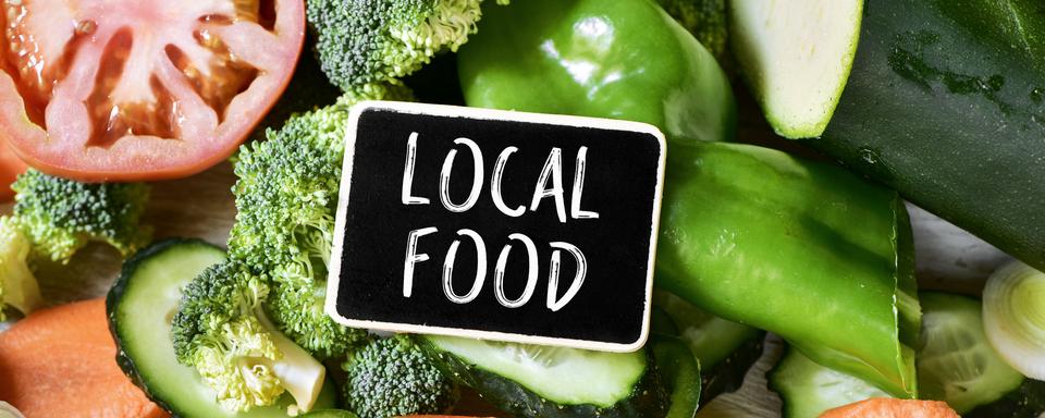 Légumes et texte nourriture locale dans un table [Depositphotos - ©nito103]