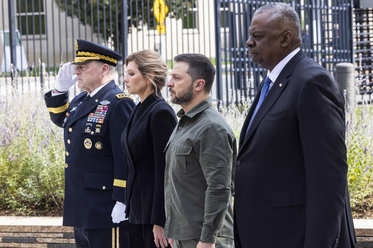 Le président ukrainien Volodymyr Zelensky et sa femme Olena Zelenska avec le secrétaire américain à la Défense Lloyd Ausint (d.) et le chef d'état-major général Mark Milley (g.). [Keystone/EPA - Jim Lo Scalzo]