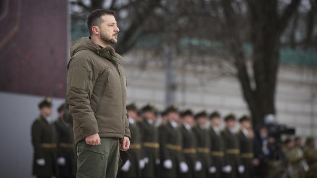 Le président Volodymyr Zelensky a passé en revue des troupes ukrainiennes le 24 février, première anniversaire de l'invasion de l'Ukraine par l'armée russe. [Keystone - Service de presse de la présidence ukrainienne]