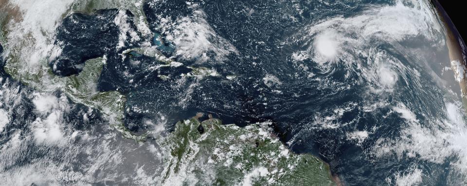 Une vue satellite montre la formation de tempêtes sur l'Atlantique. [AP/Keystone - NOAA]