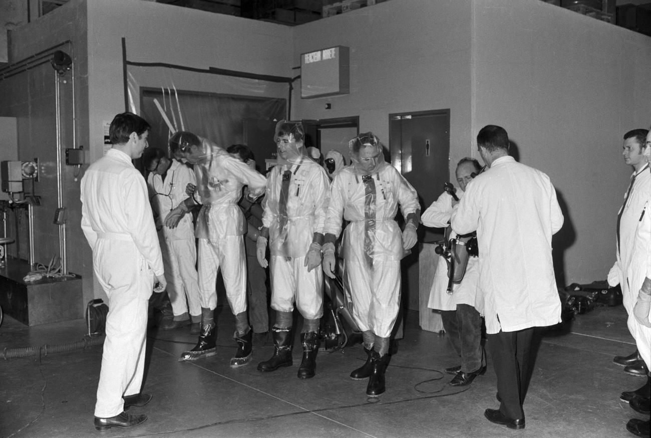 Des techniciens revêtent des combinaisons de protection contre les radiations avant de s'approcher du réacteur de Lucens, quelques jours après l'accident du 21 janvier 1969. [Keystone - Joe Widme]