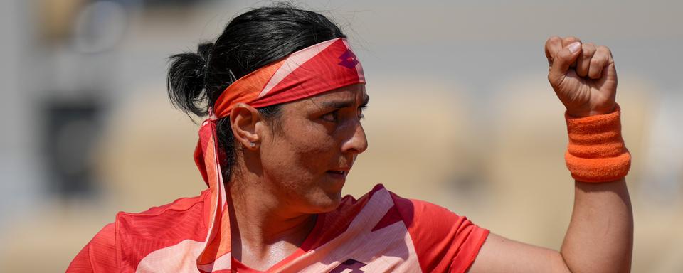 Malgré sa défaite à Roland Garros, la tenniswoman tunisienne Ons Jabeur représente une fierté nationale et un encouragement pour le sport féminin au Maghreb et au-delà. [Keystone/AP Photo - Thibault Camus]