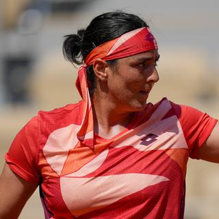 Malgré sa défaite à Roland Garros, la tenniswoman tunisienne Ons Jabeur représente une fierté nationale et un encouragement pour le sport féminin au Maghreb et au-delà. [Keystone/AP Photo - Thibault Camus]