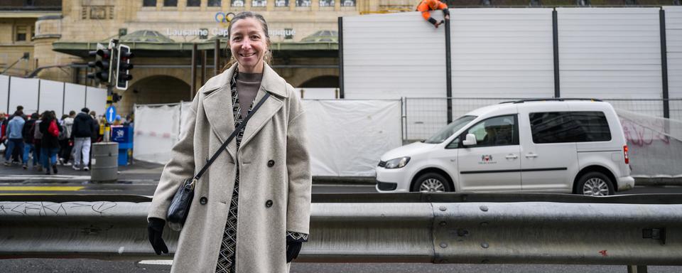 La municipale lausannoise Natacha Litzistorf, devant la gare de Lausanne en novembre 2022. [Keystone - Jean-Christophe Bott]