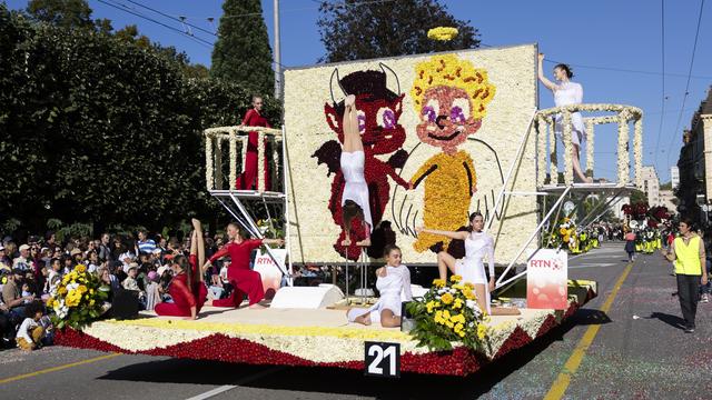 L'un des chars du corso fleuri de la Fête des vendanges. [Keystone - Peter Klaunzer]