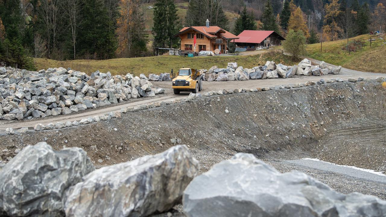 Les habitants de la zone autour de l'ancien dépôt de munitions de Mitholz seront évacués dès l'été 2024. [Keystone - Peter Schneider]