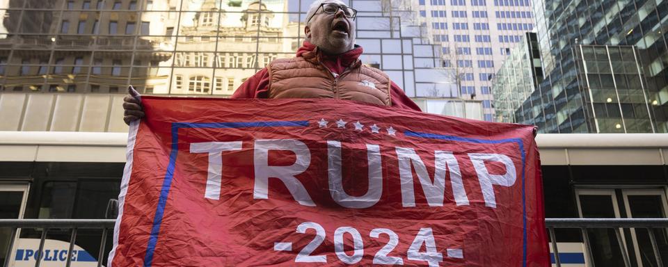 Un partisan de Donald Trump devant la Trump Tower à Nuew Yord, le 3 avril 2023. [Keystone - Yuki Iwamura]