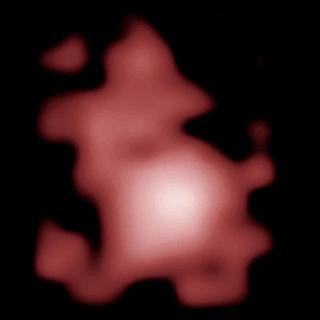 GN-z11 est l'une des plus lointaines et des plus jeunes galaxies connues à ce jour. Située à environ 13,3 milliards d'années-lumière, elle n'est âgée que de quelques dizaines de millions d'années. [NASA, ESA - P. Oesch (Yale Uni/UNIGE), G. Brammer (STScI), P. van Dokkum (Yale Un), G. Illingworth (Uni of California, Santa Cruz)]