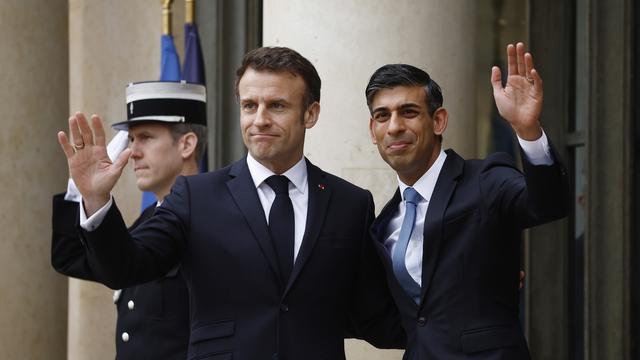 Le président Emmanuel Macron salue le Premier ministre Rishi Sunak lors de son arrivée à un sommet bilatéral franco-britannique à l'Élysée, le 10 mars 2023. [Keystone/EPA - Yoan Valat]