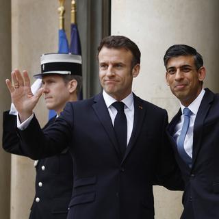 Le président Emmanuel Macron salue le Premier ministre Rishi Sunak lors de son arrivée à un sommet bilatéral franco-britannique à l'Élysée, le 10 mars 2023. [Keystone/EPA - Yoan Valat]