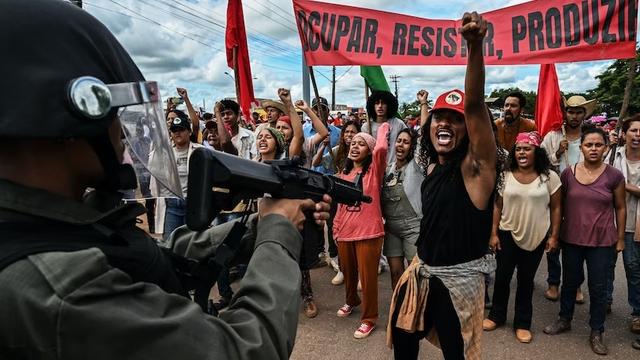 Milo Rau a créé une pièce de théâtre avec le Mouvement des Sans Terre, mouvement mondial de lutte des dépossédé·es, sur l'État brésilien qui privatise massivement l'accès à la terre. [AFP - Nelson Almeida]