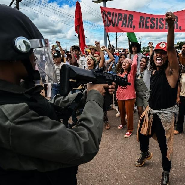 Milo Rau a créé une pièce de théâtre avec le Mouvement des Sans Terre, mouvement mondial de lutte des dépossédé·es, sur l'État brésilien qui privatise massivement l'accès à la terre. [AFP - Nelson Almeida]