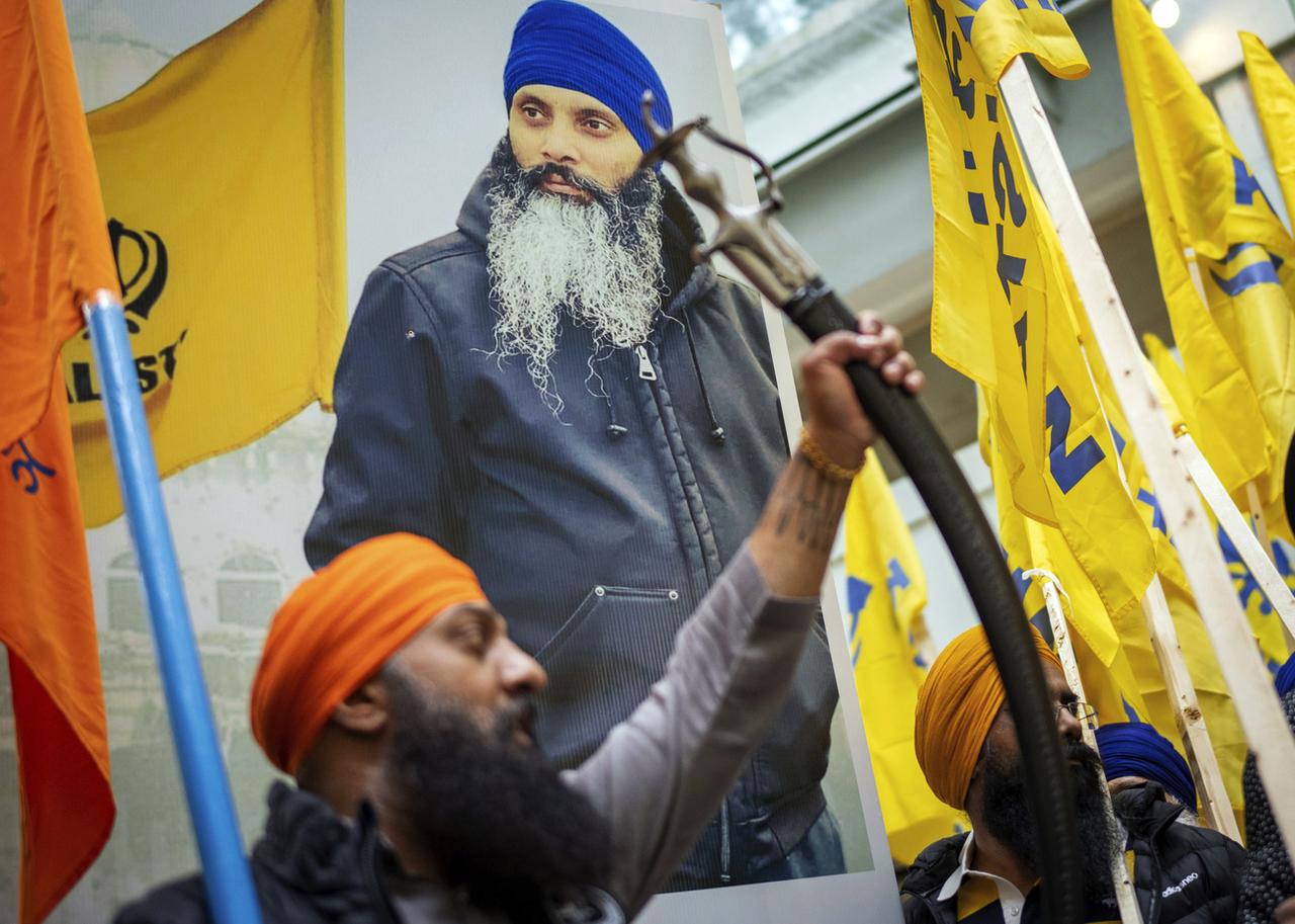 Des manifestants chantent devant le bureau du Consulat général de l'Inde lors d'une manifestation dénonçant le récent assassinat de Hardeep Singh Nijjar à Vancouver, le 18 septembre 2023. [KEYSTONE - ETHAN CAIRNS]