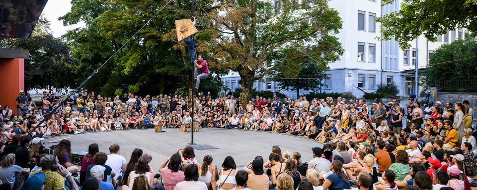 Le festival de La Plage des Six Pompes organise des spectacles des arts de la rue dans toute la ville de La-Chaux-de-Fonds. [Keystone - Jean-Christophe Bott]