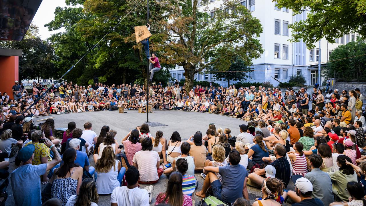 Le festival de La Plage des Six Pompes organise des spectacles des arts de la rue dans toute la ville de La-Chaux-de-Fonds. [Keystone - Jean-Christophe Bott]