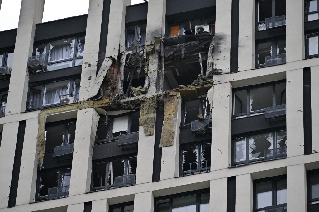 Un immeuble d'habitation de Kiev touché par un drone russe dans la nuit, le 13 juillet 2023. [AFP - GENYA SAVILOV]