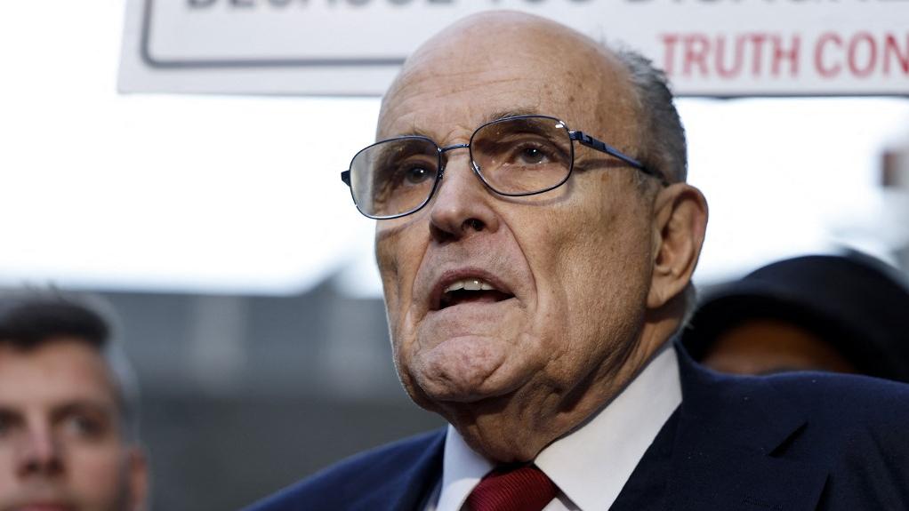 Rudy Giuliani, l'ancien avocat personnel de Donald Trump, s'adresse aux journalistes à l'extérieur du tribunal à l'issue du procès en diffamation à son encontre, le 15 décembre 2023 à Washington, DC. [AFP - ANNA MONEYMAKER / GETTY IMAGES NORTH AMERICA / GETTY IMAGES]