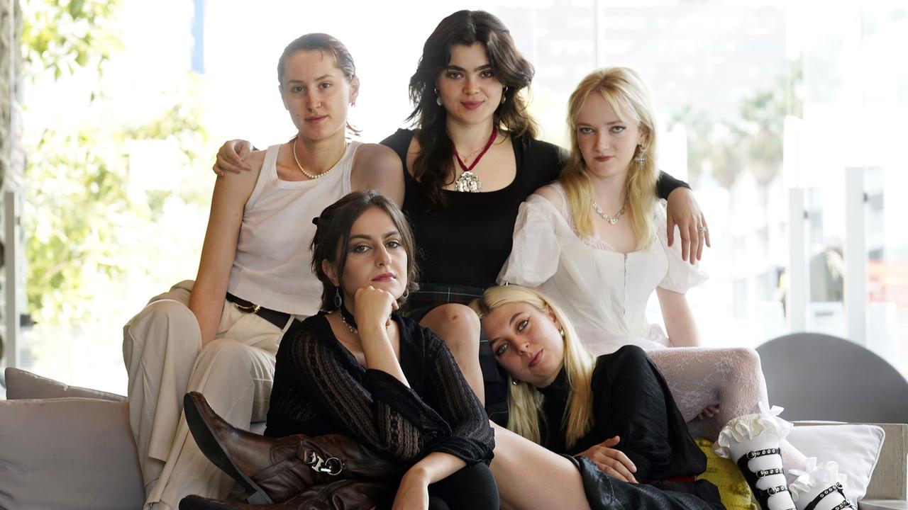 Lizzie Mayland, Abigail Morris, Emily Roberts, Georgia Davis et Aurora Nishevci constituent le groupe de rock indépendant The Last Dinner Party. [Keystone/AP Photo - Chris Pizzello]