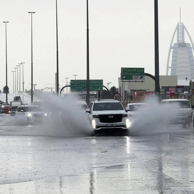 Les trombes d'eau ont provoqué d'importantes inondations aux Emirats arabes unis et dans d'autres pays du Golfe. [Keystone - AP Photo/Jon Gambrell]