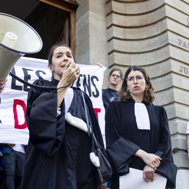 Les avocates des parties plaignantes Laïla Batou, gauche, et Sophie Bobillier, droite, s'expriment devant le Palais de justice à l'issue de la lecture du verdict du procès en appel de l'incendie du foyer pour requérants d'asile des Tattes, le 4 juin 2024 à Genève. [KEYSTONE - SALVATORE DI NOLFI]