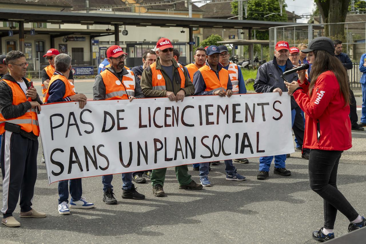 Le personnel de Vetropack se met en grève à St-Prex. [KEYSTONE - MARTIAL TREZZINI]