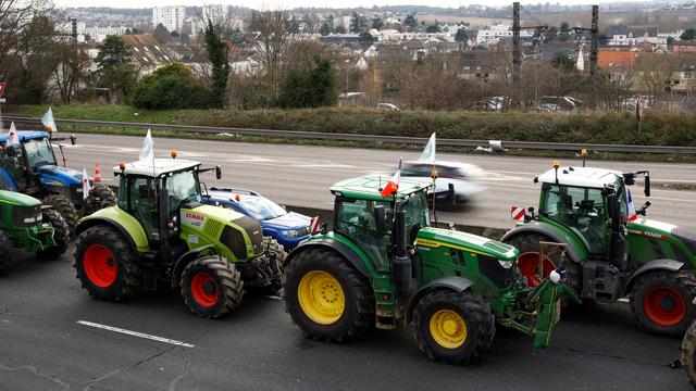 Des tracteurs garés sur l'autoroute A6 alors que les agriculteurs protestent contre les pressions sur les prix, les taxes et la réglementation verte, des griefs partagés par les agriculteurs de toute l'Europe, près de Chilly-Mazarin, près de Paris, France, le 31 janvier 2024. [reuters - Sarah Meyssonnier]