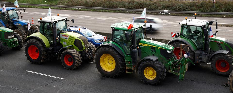 Des tracteurs garés sur l'autoroute A6 alors que les agriculteurs protestent contre les pressions sur les prix, les taxes et la réglementation verte, des griefs partagés par les agriculteurs de toute l'Europe, près de Chilly-Mazarin, près de Paris, France, le 31 janvier 2024. [reuters - Sarah Meyssonnier]