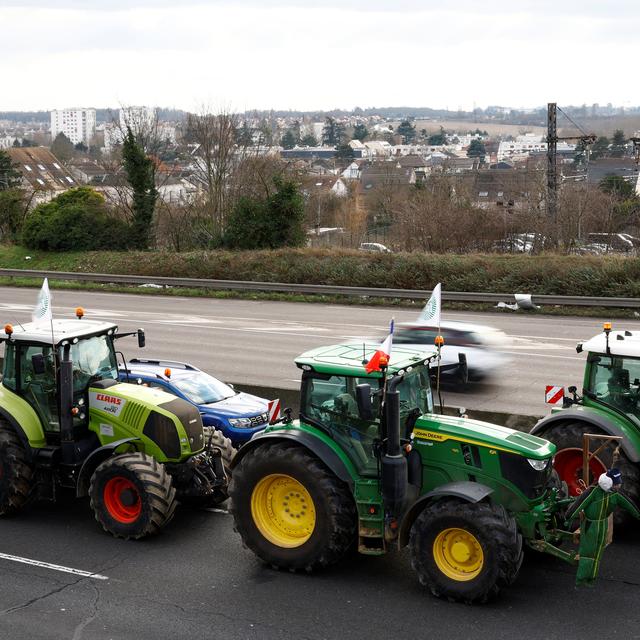 Des tracteurs garés sur l'autoroute A6 alors que les agriculteurs protestent contre les pressions sur les prix, les taxes et la réglementation verte, des griefs partagés par les agriculteurs de toute l'Europe, près de Chilly-Mazarin, près de Paris, France, le 31 janvier 2024. [reuters - Sarah Meyssonnier]