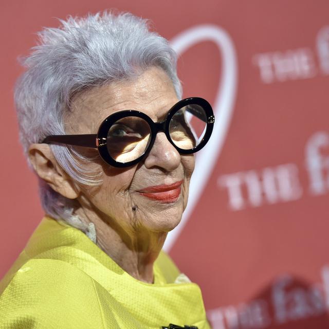 Iris Apfel, "starlette gériatrique" de la mode, est morte à 102 ans. [Keystone - Iris Apfel, "starlette gériatrique" de la mode, est morte à 102 ans.]