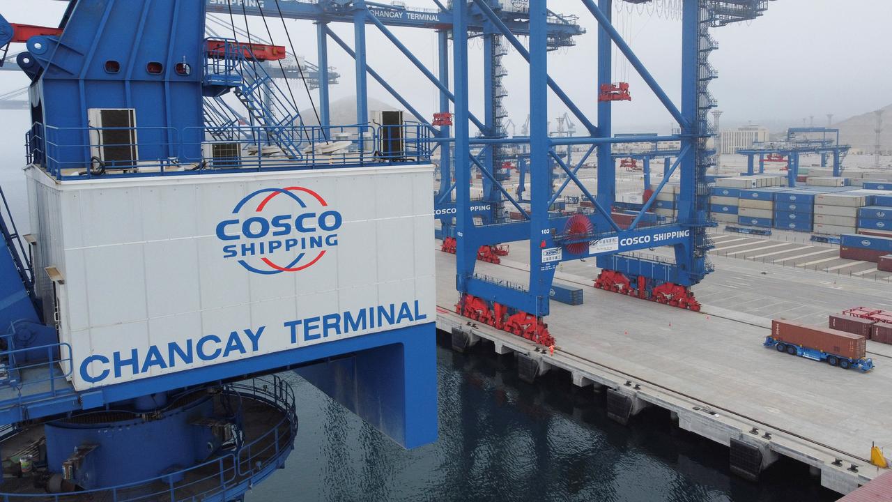 Des grues et des conteneurs dans le nouveau mégaport construit par l'entreprise publique chinoise Cosco Shipping à Chancay, au Pérou, le 24 octobre 2024. [REUTERS - Angela Ponce]