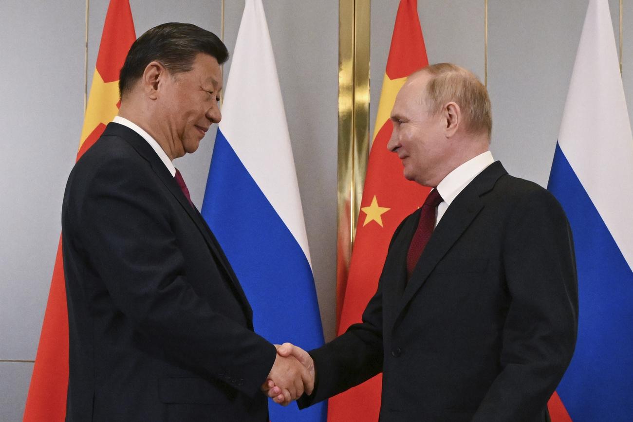 Xi Jinping et Vladimir Poutine se saluent, ce mercredi 03 juillet 2024 à Astana. [KEYSTONE - SERGEY GUNEYEV]