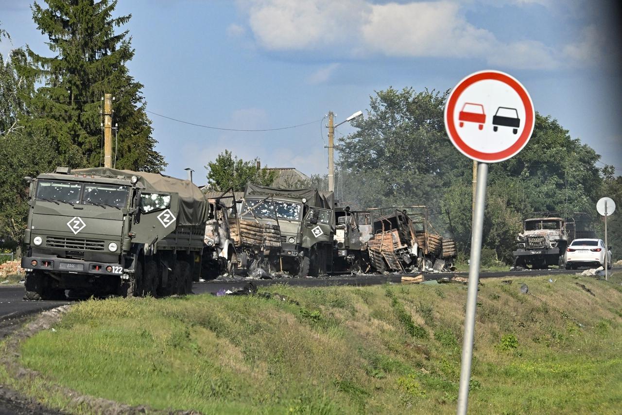 Une colonne de camions de l'armée russe endommagés par les tirs d'obus des forces ukrainiennes est visible sur l'autoroute dans le district de Sudzhansky dans la région de Kursk en Russie, le 9 août 2024. [KEYSTONE - ANATOLIY ZHDANOV]