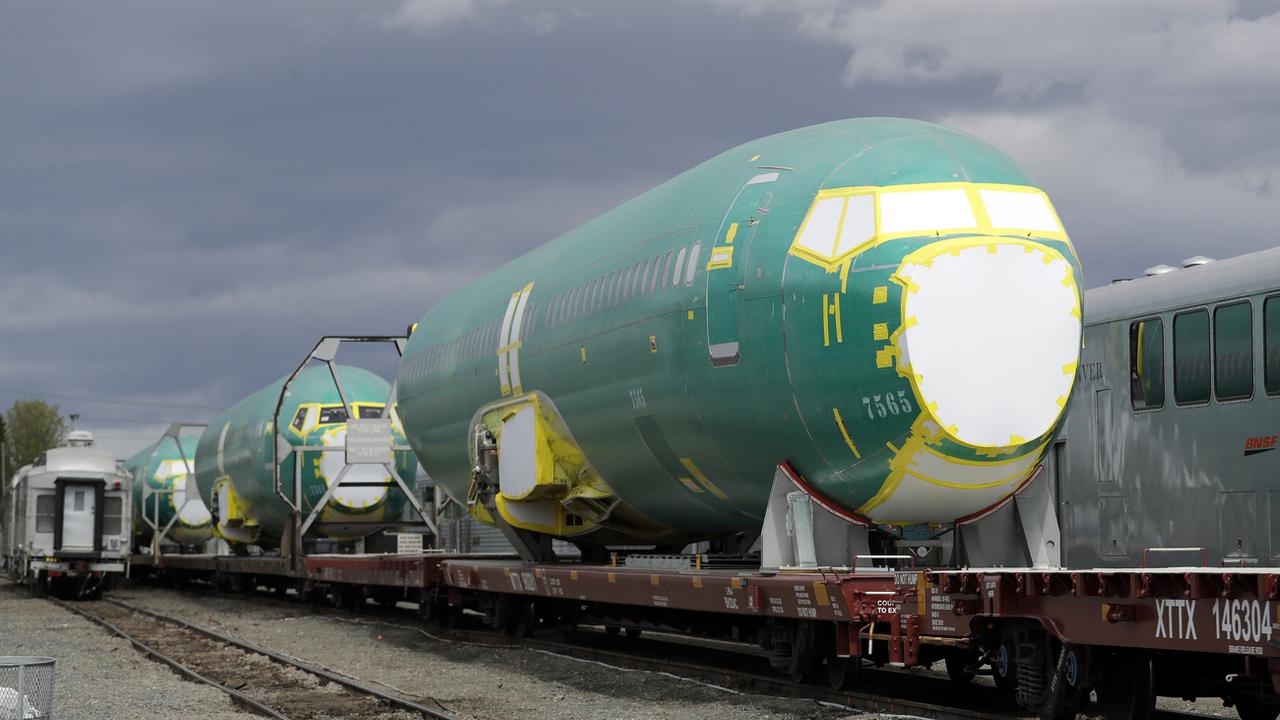 Des fuselages d'avions de ligne Boeing 737 en cours de construction placés sur les wagons d'un train, à Seattle. [Keystone - Elaine Thompson/AP Photo]